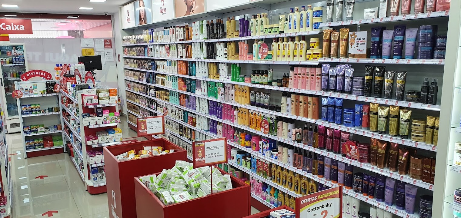 Corredor de produtos da Drogaria Glicério